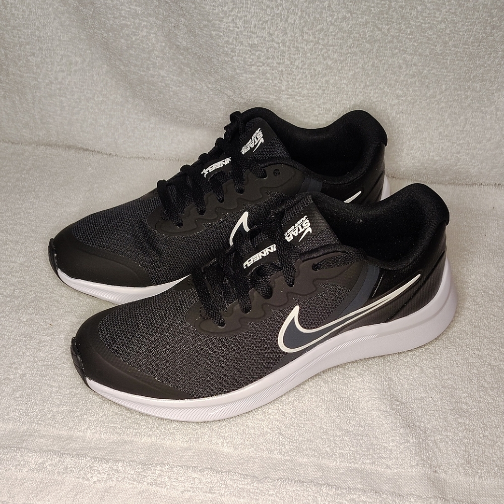 Nike Star Runner 3 in Black and Smoke Grey